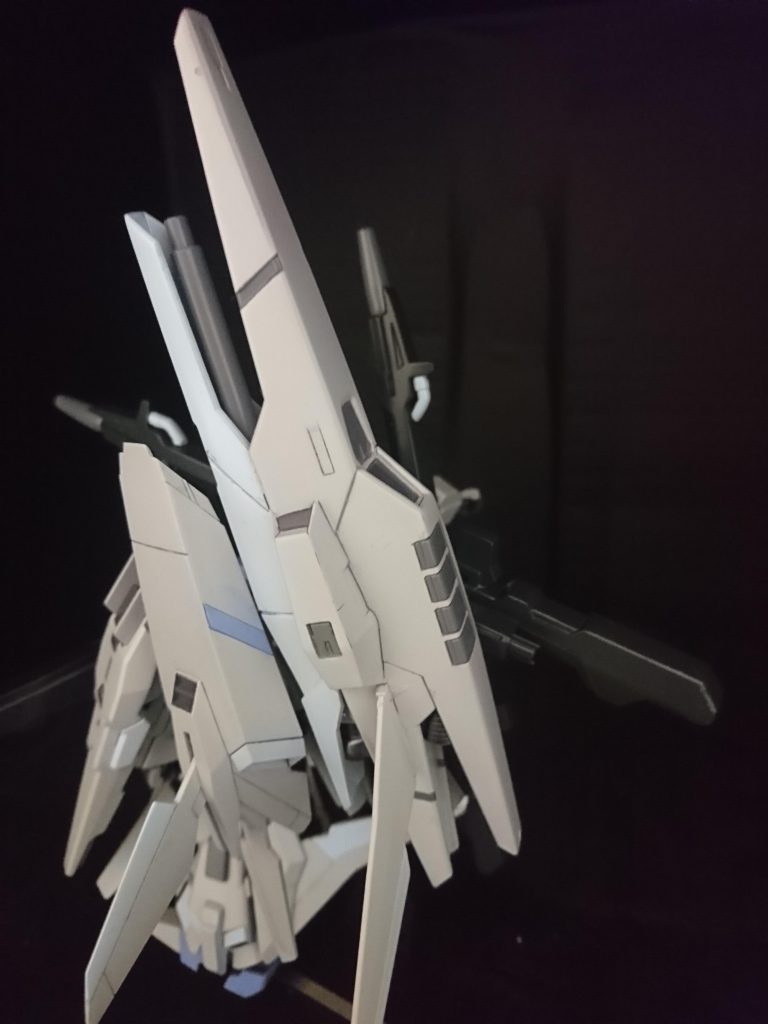 追加武装その2GNアーチャーの左右のブースター？です。前部に自作のキャノン、後部2箇所にバーニア、外側に謎の羽根（多分ギャプランのブースターの羽根かと…）MSGの接続パーツで保持してるので、可動範囲は広めにしてあります。