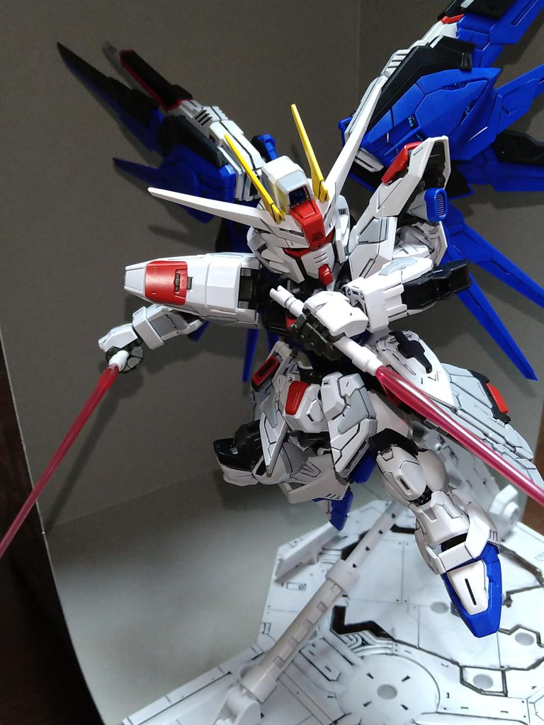 ラケルタ・ビームサーベル抜刀。ビームサーベルが長すぎて入りきれませんでした(^^)