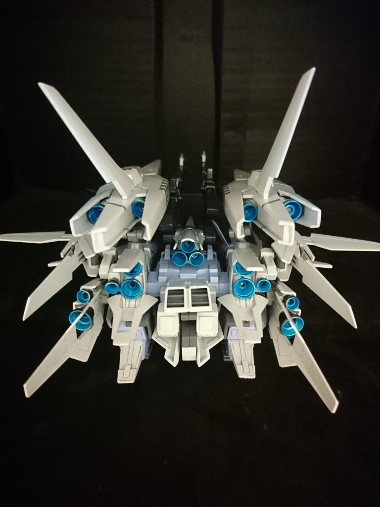 スネと足首のパーツの間に、メタスのランディングギア（たまたま見つけた！捨てなくてよかった♪）を挟めるように加工してつけてあります。左右にコテッてならないようにしてあります。バーニアの塗装は、苦手です…