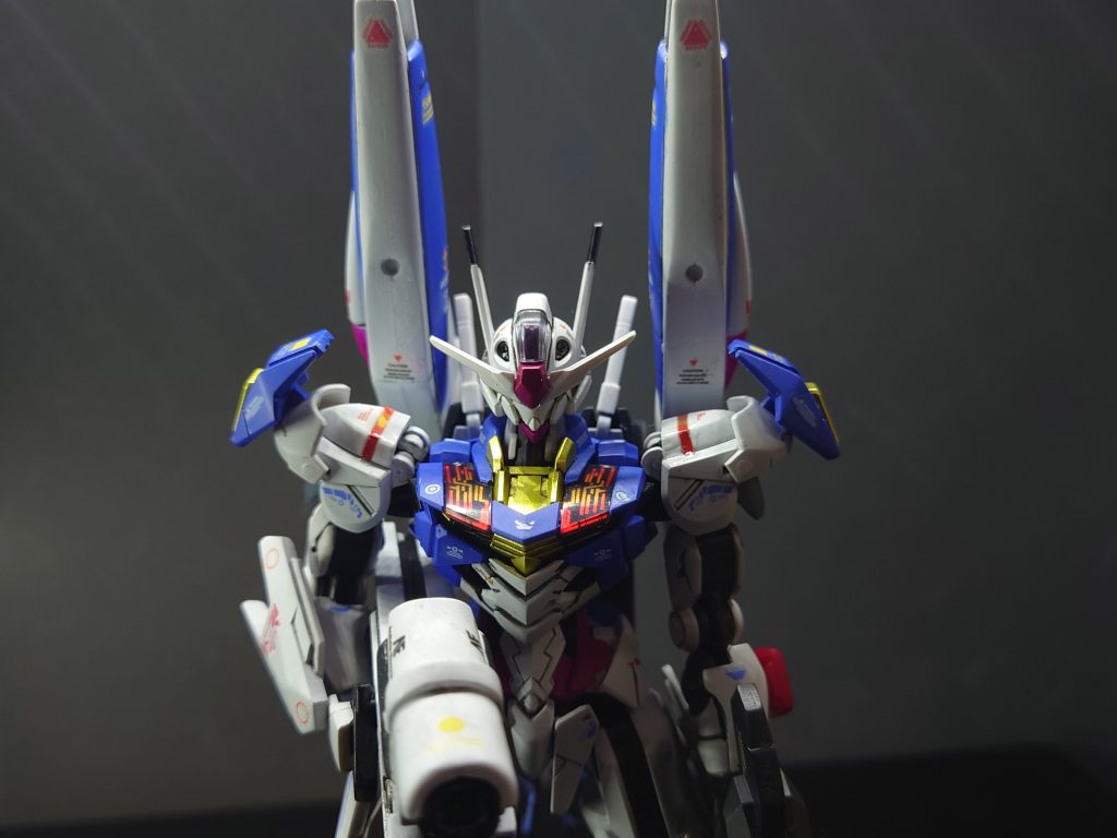 ダッシュエアリアルはビームシールドと、ダッシュパーツのオーバーハングキャノン、左手にビームスマートガンを装備のミキシング、アンテナをVヘキサのように塗りました、肩のビットを取り付けるアーマーを逆さまにして、ガンダム肩ぽくしました。