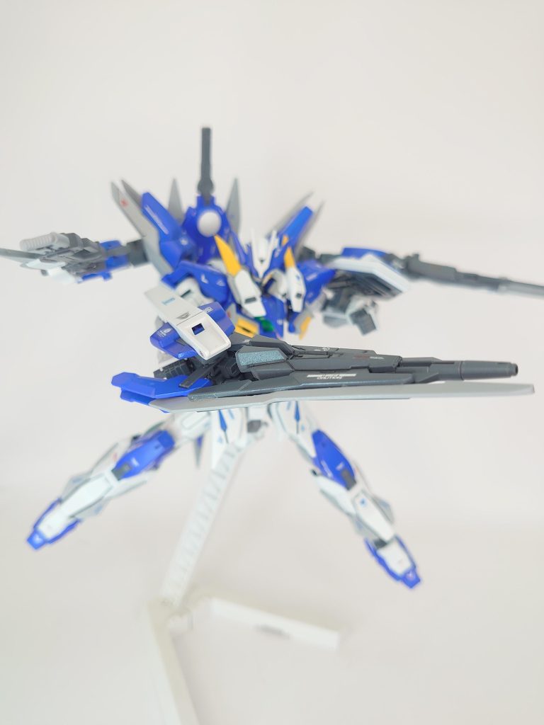 GNソードブラスター改ダブルオーセブンソードのブラスターを軽量、改修した武器射撃、斬撃双方取り回しの良さを上昇。シールドを追加し防御面もカバー