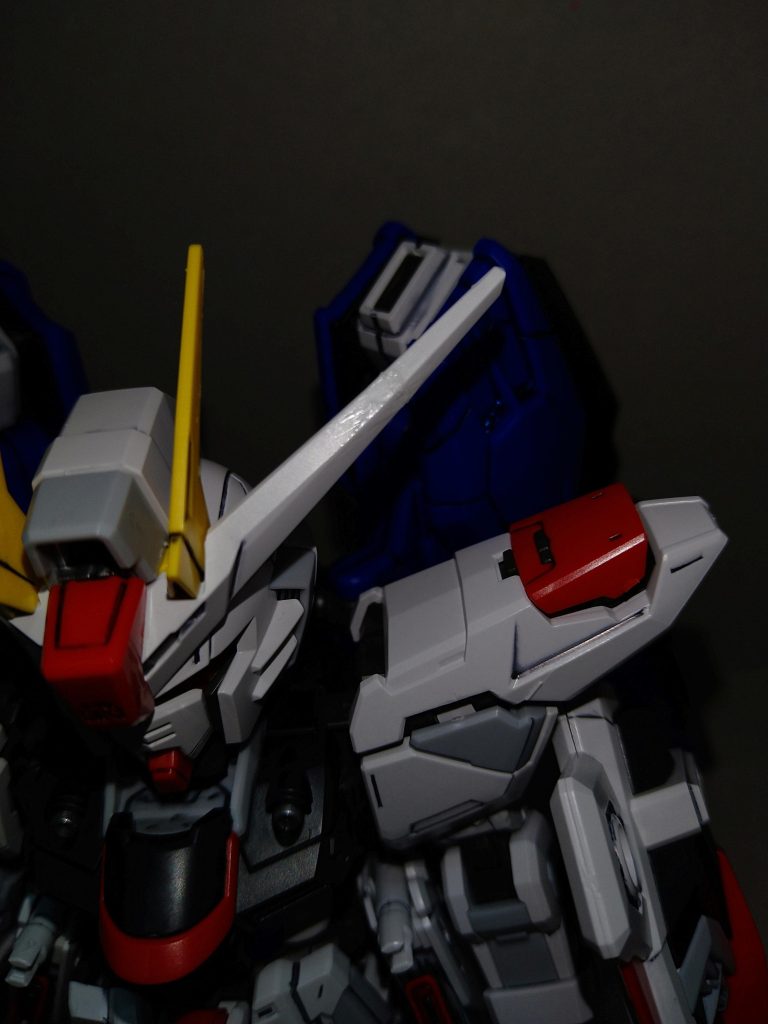 見えづらいですが、制作途中うっかり左のアンテナを折ってしまいすごい焦りました。幸いキレイに折れいたので、瞬間接着剤で着けて軽く押さえたらなんとかなりました。