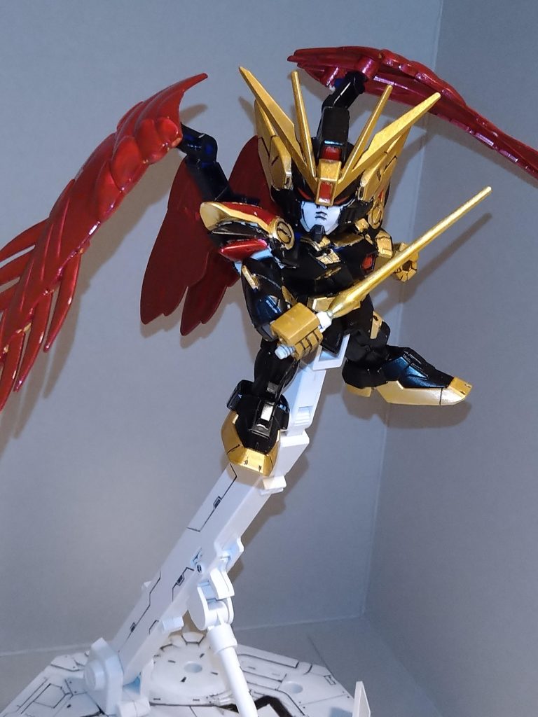 ビームサーベルは同じEX STANDARDのウイングガンダムゼロから拝借し、ゲームと同じ黄色(黄色なかったので金色)にしました。