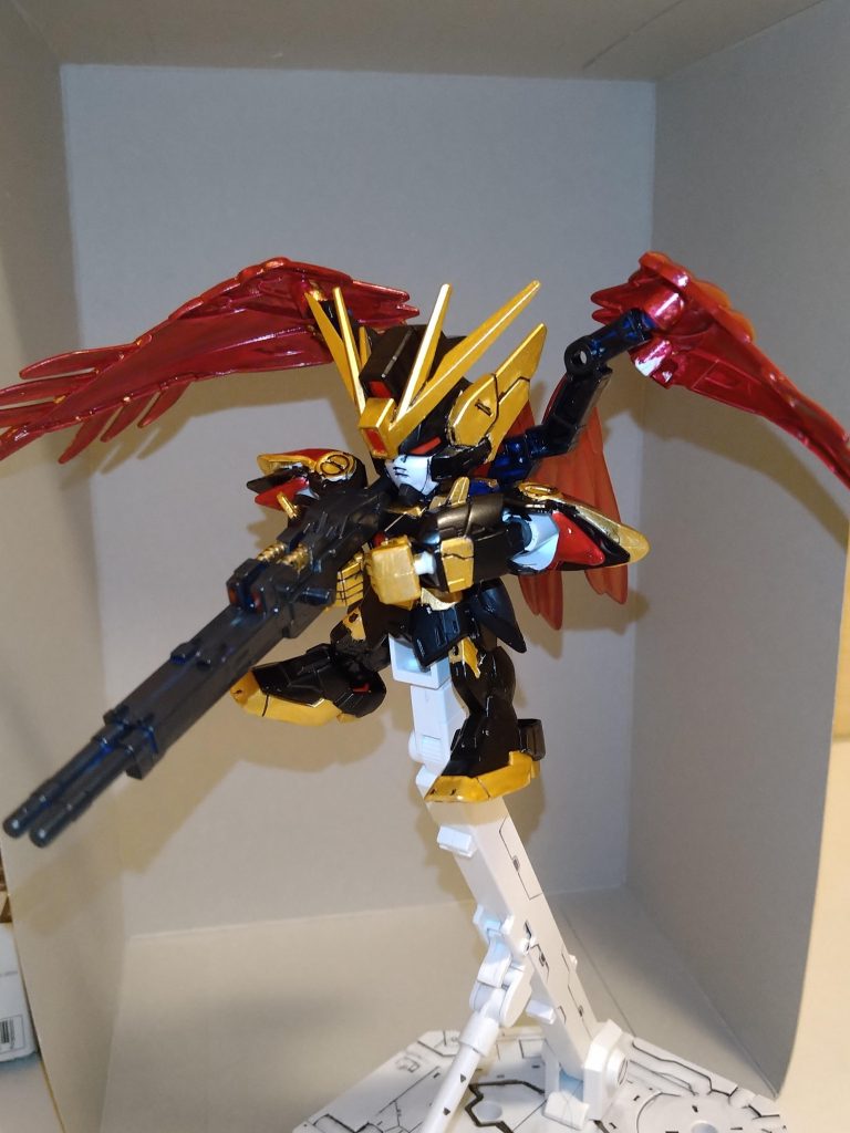 最大出力ポーズ。ツインバスターライフルの後ろ部分が邪魔で顔に当たるので、半分程切り落とし劇中のように真正面に構えることができました！