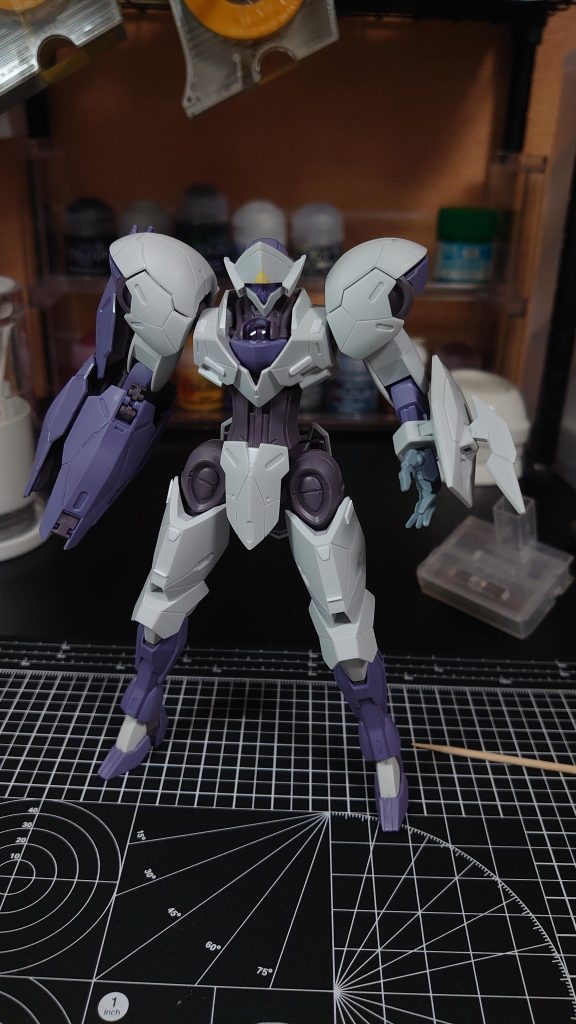 サフ前の状態ここから前方の胸装甲パーツを2回割ってます🤮左右から力入れると真ん中のV字部分が割れやすいのでこれから組み立てる方は取り外す際にお気を付けください ここまで読んでいただきありがとうございました。2023年も色々組み立てたいものがあるので、どんどんガンプラ作って行こうと思います。