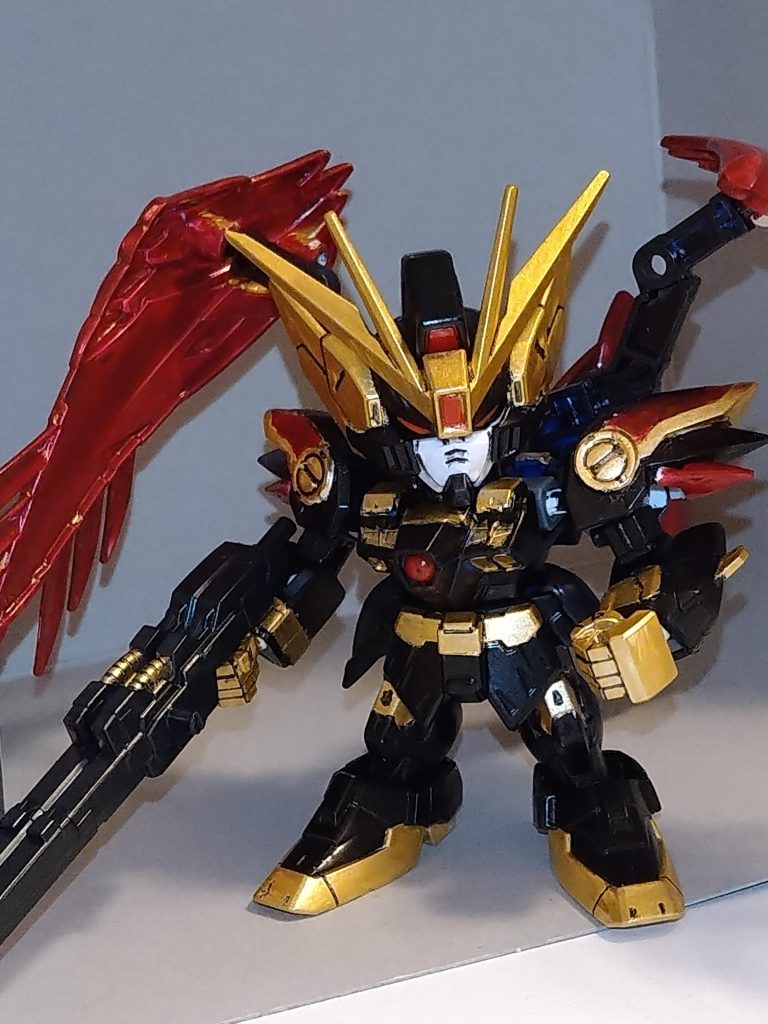 下地はあまり使わずブラックをメインにそのまま塗装しました。一部のパーツには下地を使いその上に塗装を重ね塗りしました。頭部は白パーツだったのでマスキングテープで区切りそのままブラックを塗り、残りは下地無しでゴールドを塗りました。ツインアイは赤パーツだったので目の周りをブラックで塗り、顎部分もブラックで下地塗りしてから、ダークグレー(フィールドグレー)ドイツ陸軍戦車色で塗装しました。翼はゴールドを下地にその上にワインレッドにしたので劇中に近い色合いになったので嬉しいです。それ以外のパーツはマスキングテープで一部を残してブラックで塗装、マスキングテープ下ところはゴールドで塗装しました。最後に足はホワイトで下地塗りして、手と一緒にゴールドを塗装しました。早く乾燥させたくて、部屋の温風ヒーターの前に塗装したパーツを置いたおかげで一日で完成できました！(塗料によっては匂いが強くなるのでオススメできません)