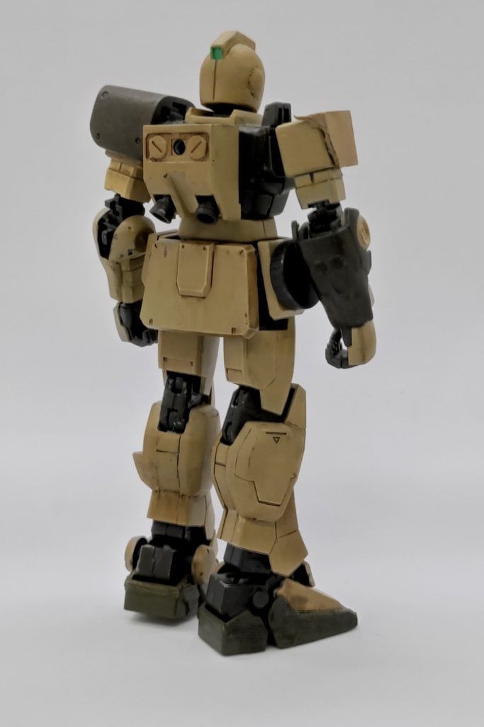 右肩の装甲は、ザクの肩にヒートホークに斬られたであろうジムの装甲を貼り付けたイメージなので、斬られた後ろ側は溶けた雰囲気にしています。スジ彫りとプラ棒で少しディテールアップしています。こんな装甲でもきっと実弾なら数発は耐えてくれるはずです。肩のジム装甲は、脳内ではそこら辺にたまたま転がっていたものをただ貼り付けているだけなので、サンドイエローの塗装が剥げて元の赤がうっすら見えているイメージで、ジムの肩は下地を見せています。バックパックはジムのものですが、サーベルを差すラックを削り取り、ついでに1㎜分厚くして自分好みに&陸戦型ジム風にしています。