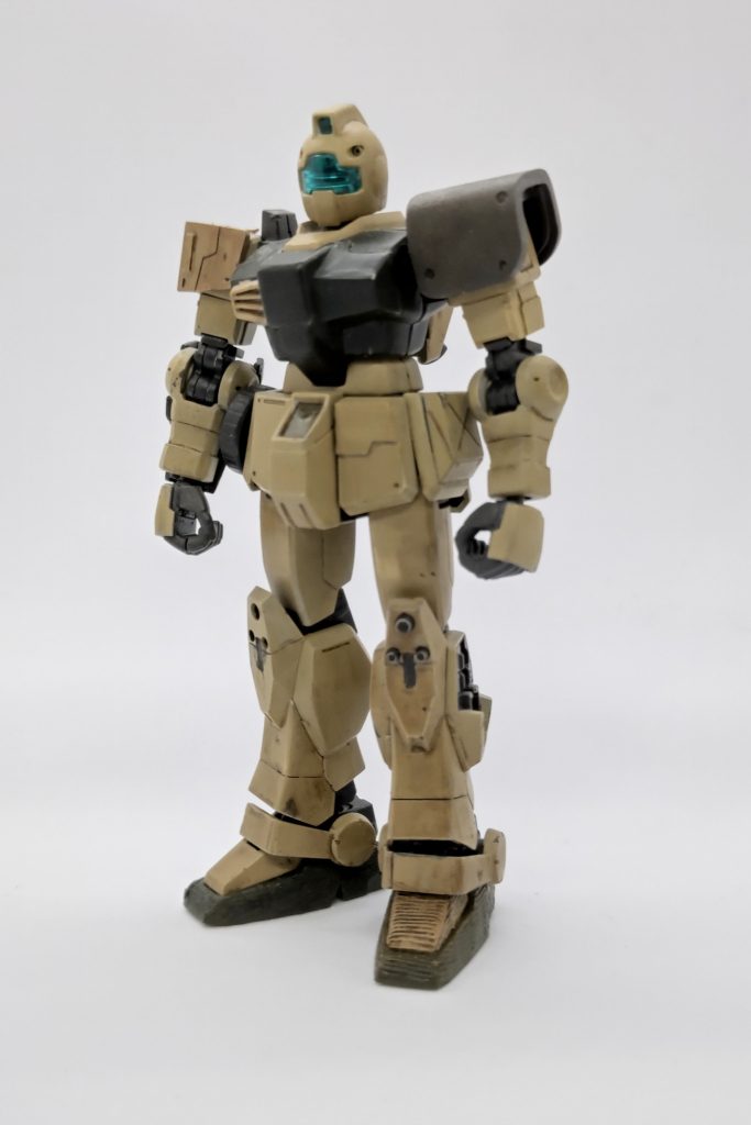 そこら辺の陸戦型ジムor陸戦型ガンダムをジオン兵がパクッて使っているイメージです、勿論装甲含め全身が綺麗に手に入るわけがないのでパッチワークかつ一部の装甲がありません。 まず胴体はガンダムMK-Ⅱですが、追加で装甲を付け足してなるべくMK-Ⅱっぽさを無くすように作っています、コクピットハッチの形状を変え、左胸は装甲を増やしています。下半身が陸戦型ガンダムなのできっと騙されてくれるはずです。 両腕はオリジンザクとオリジンドムをそのままつけて強引に鹵獲機風にしています。下半身は陸戦型ガンダムですが、左フロントアーマーは陸戦型ジムをイメージしてスジ彫り&装甲を追加、サイドアーマーにはザクマシンガンのマガジンと、ジムスナイパーⅡのサイドアーマーを付け足しています。 