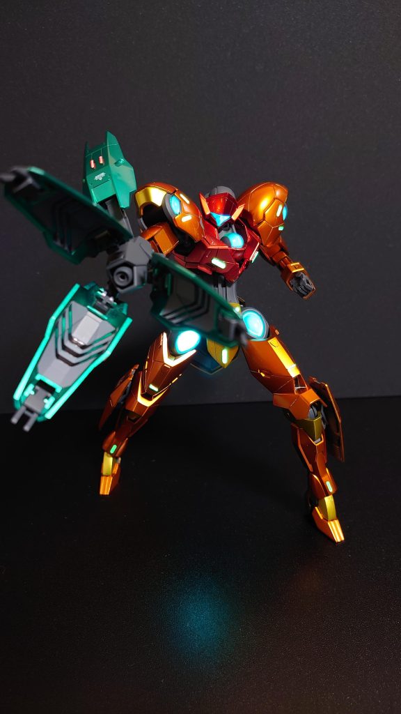 アームキャノンの色はシルバー下地にクリアグリーンとクリアブルーを2:1くらいで調色した色で塗っています。本体部分はゴールド下地にそれぞれのクリアカラーで塗っています。