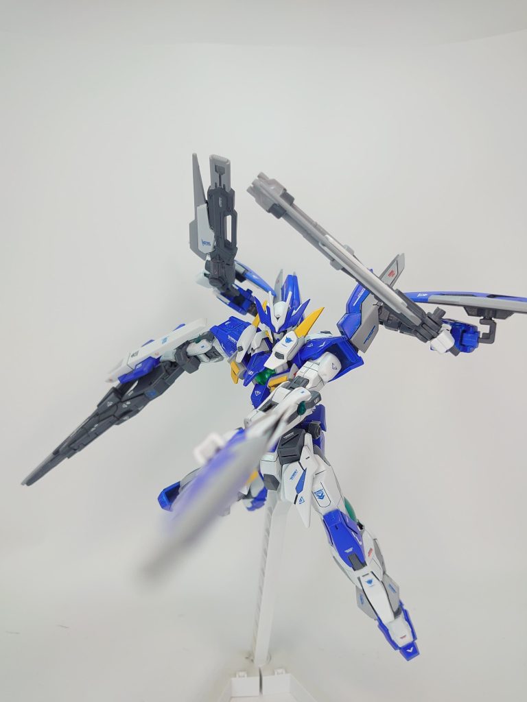 バックパックのサブアームではバスターソード以外の武装を保持出来るので多種多様な戦い方が出来る