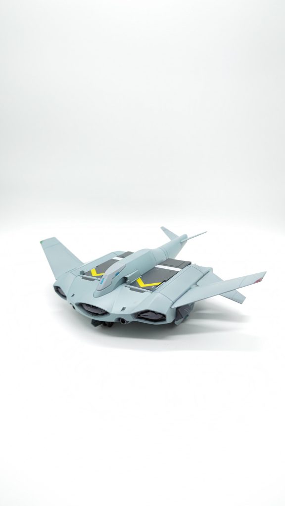 エイのようなシルエットで、作中ではワンカットのみの登場ながらもガンプラ化されるのは嬉しい。左右6つのスラスターに加えランディングギアも可動し、駐機状態から飛行状態までを再現できる。強度も十分でブンドドにも耐えれます。