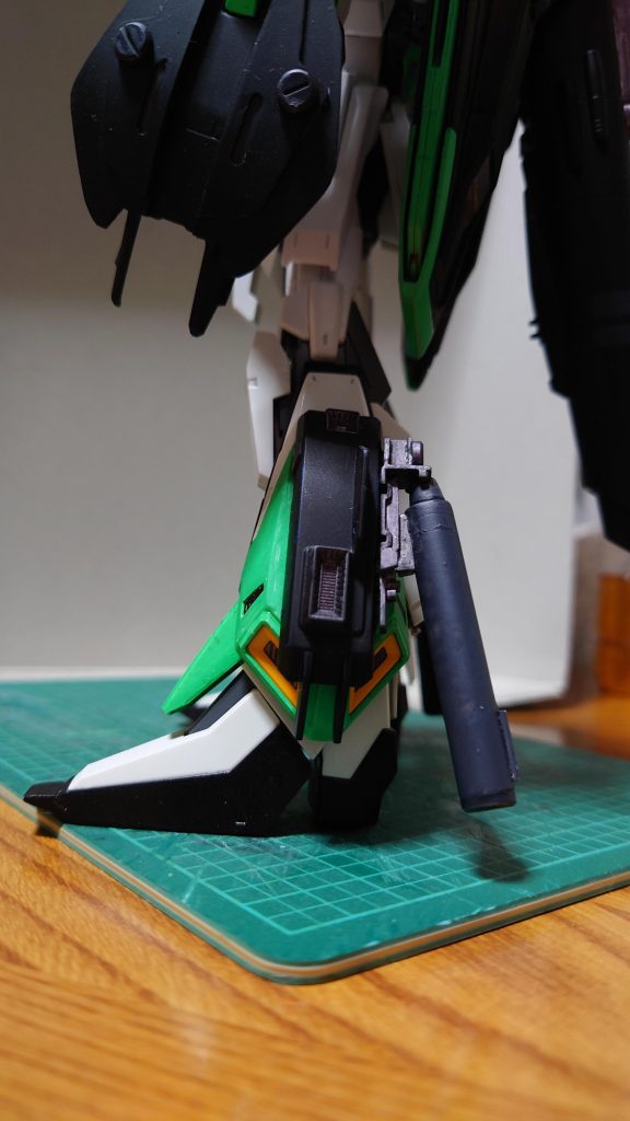 脚部増加ユニットは真横から見るとこんな感じ。大きな加工はしてないけどピッタリフィットしてるので割と気に入ってます。あ、つま先3ミリぐらい延長してます。脚長効果を狙ったつもりだが全くわからん…。