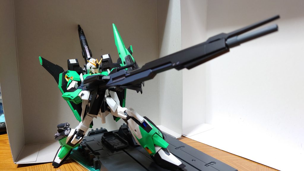 大型スタビライザーのおかげで、かなり背面が重くなったけど一応自立するし、支えなしでこんなポーズも取れちゃうのは元のキットが素晴らしいってことかな?