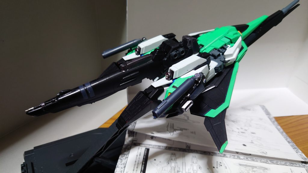 ウェイブライダー形態(変形めんどくせー)それなりに迫力は出たかな。余談ですが、フライングアーマーとかシールドの下半分はどーみても黒色が正解だと思うのに「ナゼ成形色はネイビーなんだ?」って文句を言いながら黒に塗りましたw