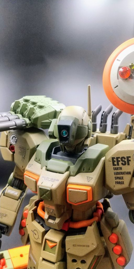 左肩にキャノン砲、ひたいにカメラアイ追加、右肩にレドーム追加、頭部のジョイントを前後を逆につけて頭部をリフトアップしました。  