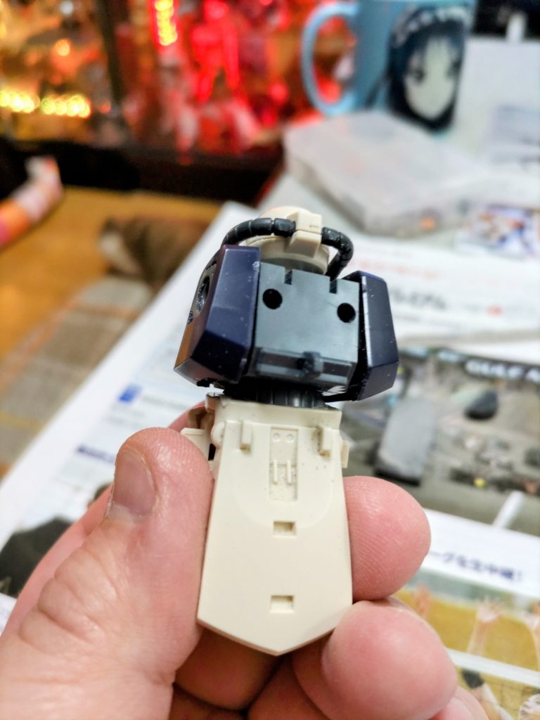 ザクマシンガンのマガジン部分を加工して取り付けています。