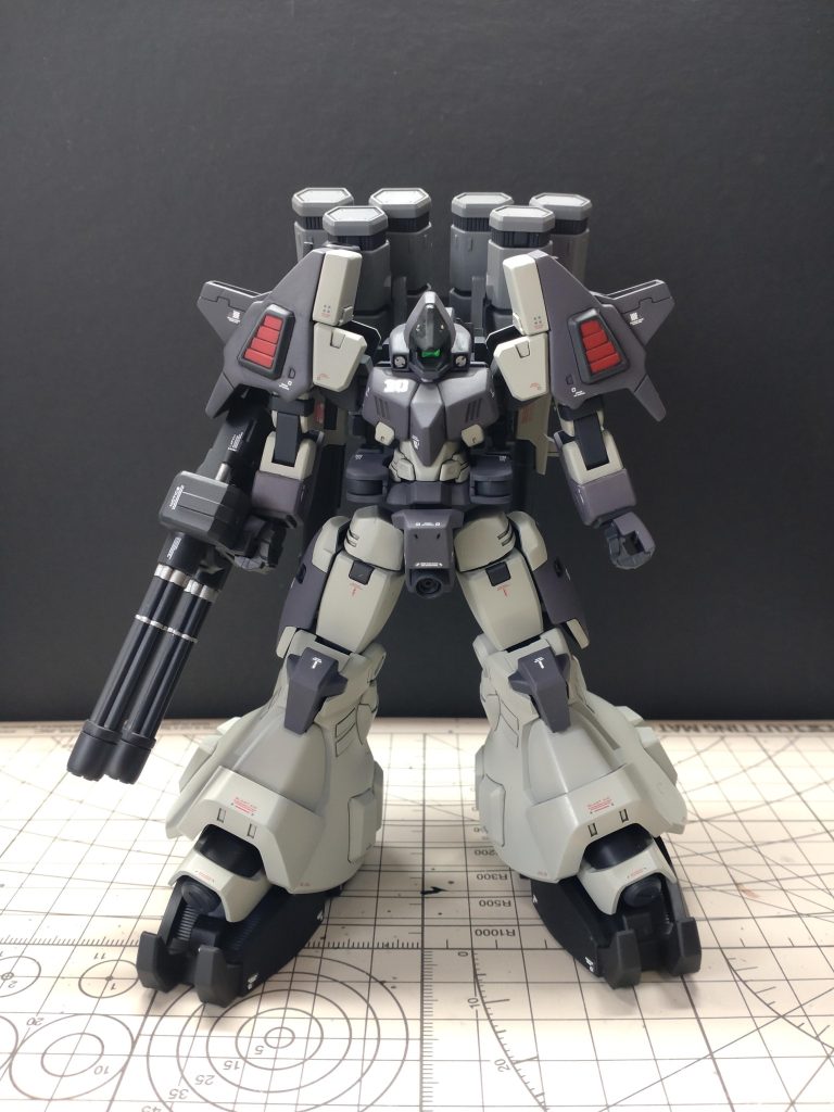 上半身部分に1/144サーペント、腕部及び下半身に1/144バスターガンダム、下半身及び背部MLRSにHGサイサリス(MLRS)を使用しています。下半身はそのままだと違和感があったので、太もも横と膝部分にサーペントの部品を移植しています。