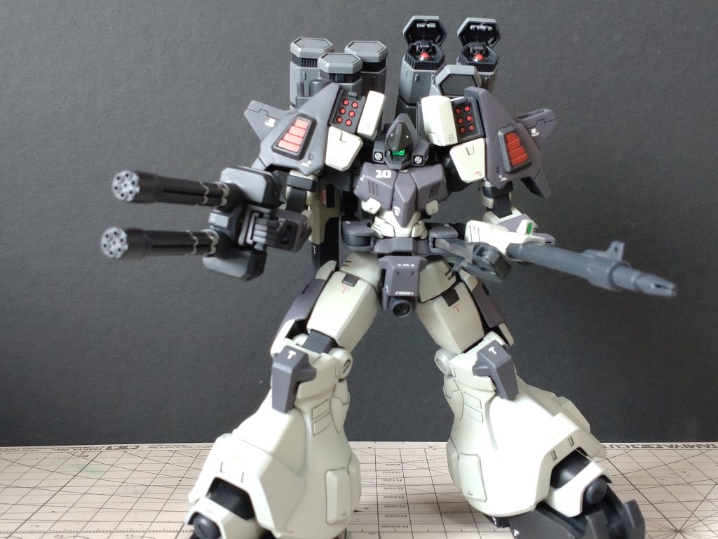 肩ミサイルの展開ギミックを差し替えで再現。肩ミサイルはバスターの物を流用しそれっぽく作成しました。