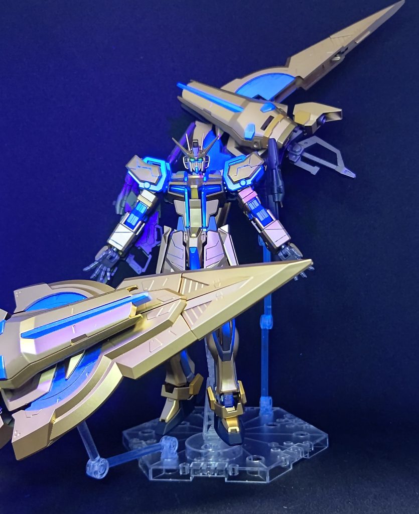 アームドアーマーLSはドラグーン発動時、砲撃と剣の状態を選択できるしかし、ドラグーン発動時にフレームが発光する謎の現象も確認され、さらにシャアからもたらされた、ドラグーン制御システムNT-Dにはブラックボックスが多いため、評価試験終了後、本機は封印されることとなった本機のデータはアカツキへフィードバックはされたが、サイコフレーム部分については機体と共に封印されることになった