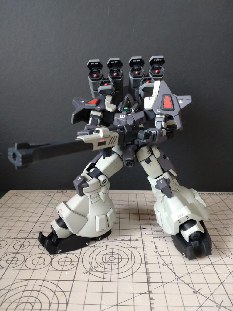 サーペントそのままの可動ではバスター持ちの再現が厳しかったため、上半身内部にサイサリスの可動軸を移植。肩の前後スイングを追加することによってガッチリ構えれるようにしました。