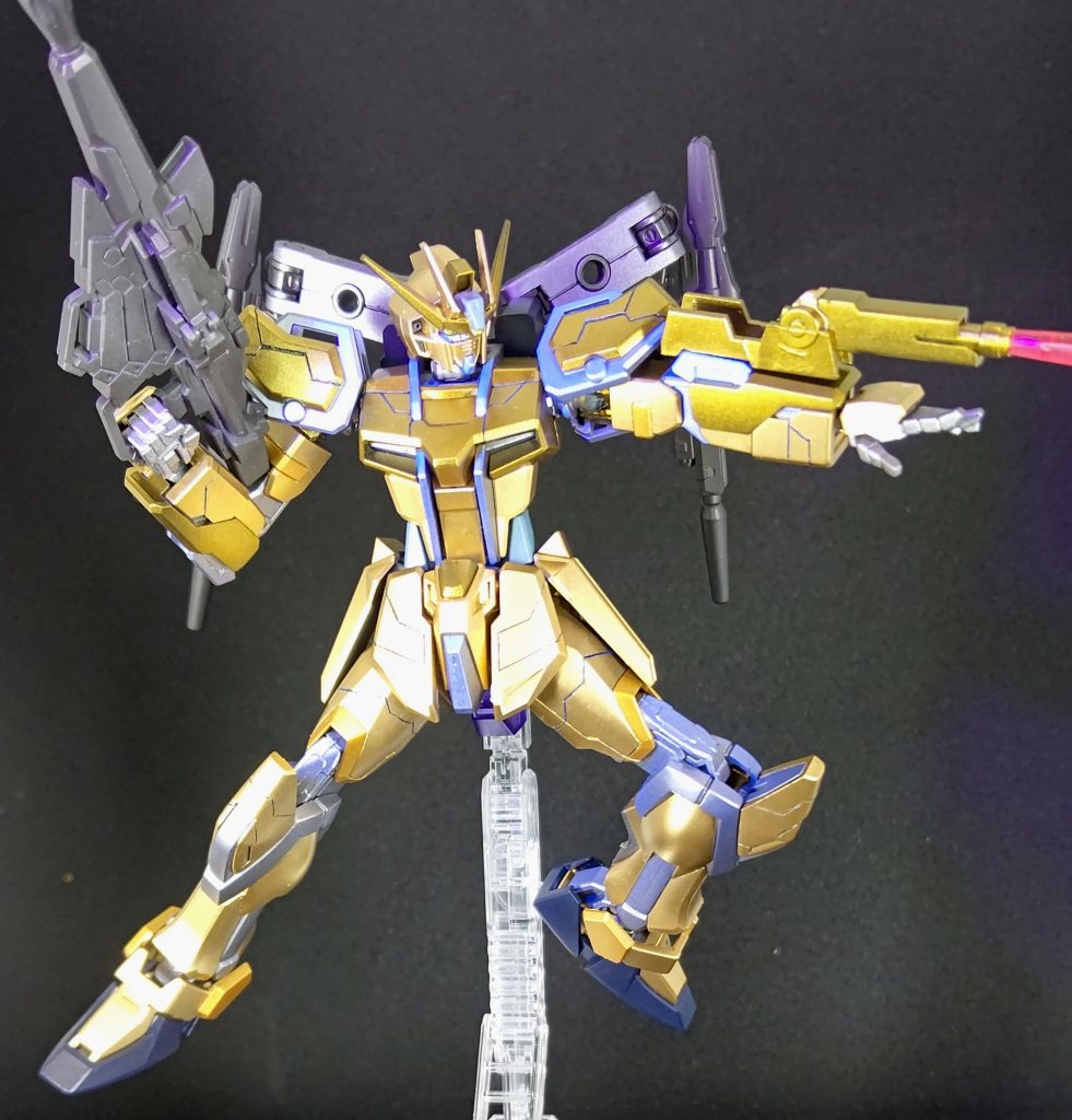 左腕部にはビームトンファーを装備開発当初はPS装甲とのハイブリッドも検討されたが、相性が悪いことが早々に判明したためPS装甲はオミットされている(ストライクがベースなのはハイブリッド案があったため)PS装甲の代わりの機体強度を確保する素材を探すなか、とあるネオ・ジオンと言う商社のシャアなる男からサイコフレームと言う素材が提供された解析できない部分があるが性能そのものは良く、ドラグーンの性能も上がったため採用された