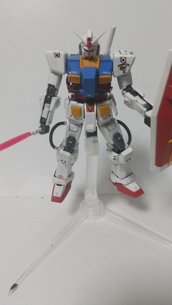 サーベルとシールドを持たせてみました。