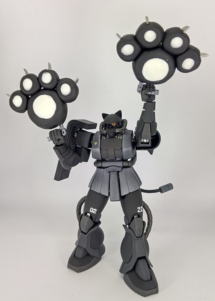 主な改造はネコミミとしっぽだけしっぽは先日発売された30mmのやつです。良い具合にしっぽになりました武器(?)はネコの手。持ち手だけ30mmから持ってきてあとは、パテで形作って、爪はプラ板、肉球はゴム製です名人におすすめされたシリコンとか探したのですが、見つからず(Amazonは1kgとかしかないので見送り)、ホームセンターで見つけた液体ゴムを使いましたもう少し弾力が欲しかった