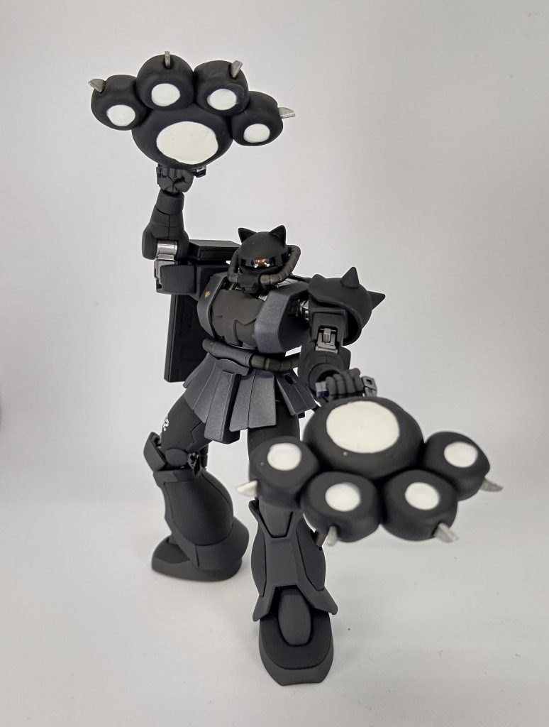 ネコの手はパテ製のためちょっと重いのでポージングが難しくなりましたが、ギリギリ保持できる範囲になりましたイメージは某モンスターをハントするゲームの双剣でしたが、明らかメイス系の打撃武器ですね