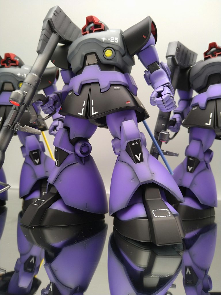 今回デカールの段差消しに挑戦!挑戦するにあたり動画を見漁ってたんですが「エッジに注意!」てのをよく耳にしてたんで注意してたつもりなんですが 25の下のところのエッジが黒くなってるの見えますかね?そこは黒残しじゃなくグレーが剥がれて下の黒サフが「こんにちは😉」ってなってるんですよね…そこからはもうね…ビビっちゃてね💦ちょっと良くなったかな?程度にしか段差消せてないです😶🌫️やってみて分かるその難しさ😵💫最後まで見ていただきありがとうございました🙇 そんなあなた様が大好きです(笑)*アシタノワダイからの引用おわり👋