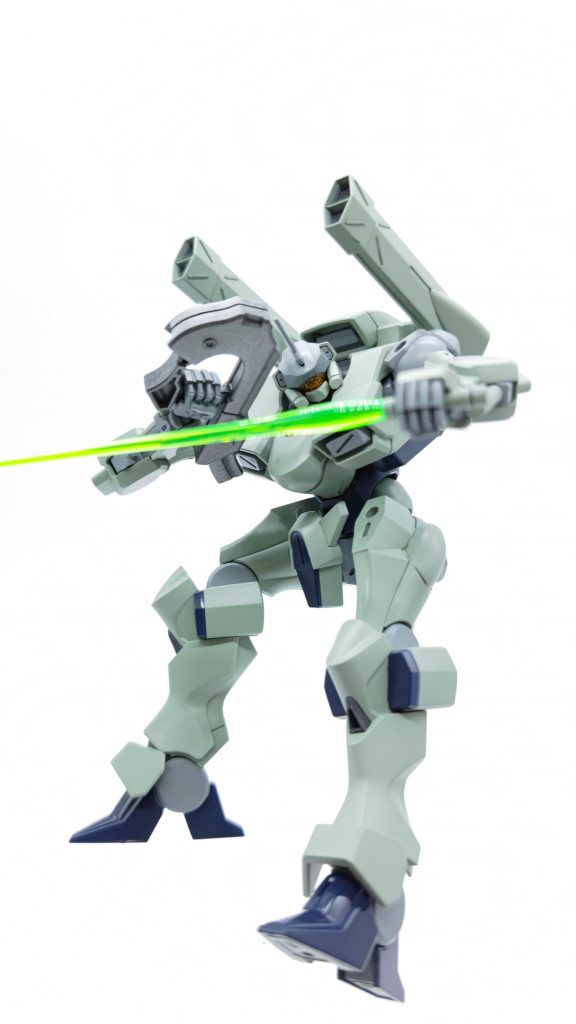 武装はビームガン、ビームサーベル(×2)のシンプルな構成。これぐらいのシンプルさがいいが、頭部バルカンが欲しくなる。