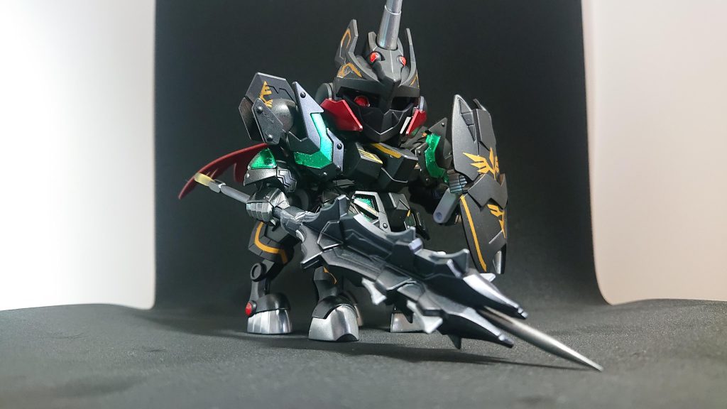 黒を2パターン用意してバランス考えて塗りわけしました。武器は馬超バルバトスから拝借!真ん中の杭を足してさらに攻撃性を見せるように!