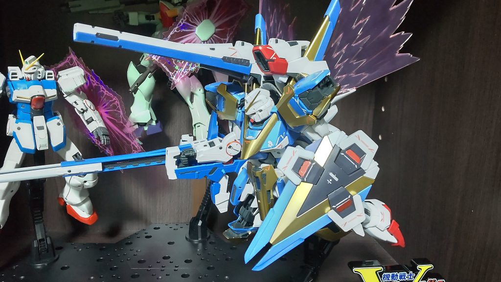 MG V2アサルトバスターVer.Ka学生時代、旧キットの1/100V2アサルトと1/100V2バスターを地元の模型屋巡りをして探してました。MGが発売されて即買いましたが、組み立てるのが惜しく、寝かせに寝かせてようやく完成。デカールは多過ぎて要所のみ。それでも満足です。