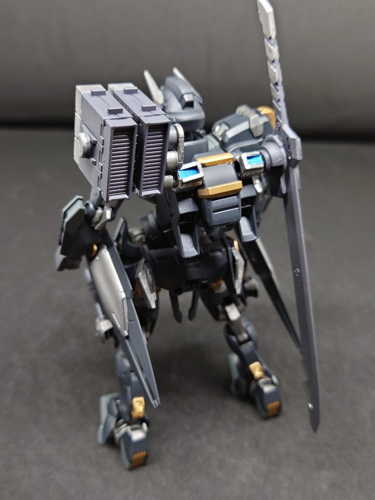 ガンダムルブリスルポ地球圏の旧オックスアース社の工場にて発見された量産型ルブリスを企業旅団「リビッドテール」によりGUNDフォーマットとシェルユニットを撤廃し新たな操作系統を再構築「リビッドテール」のメカニックラウルが10日掛けて改良ガンダムの機体自体のポテンシャルを引き出すため改良を重ねたが機体の扱いにくさをカバーするためやもえずAIを製作搭載したその結果パイロットの負担をなくしAIサポートによるアシストや「GUNS」と「ARMS」のシステムによる戦闘の幅を広げいかなる戦況に対応した機体に仕上がったちなみにルポは狼を意味する