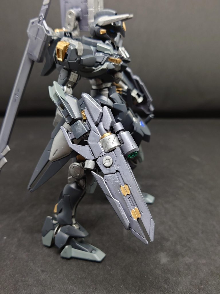 チャージビームライフルメカニックのラウルが独自に開発した武装ルブリスルポのジェネレーターからエネルギーを供給して撃ち出す仕組みでエネルギーチャージによって威力を高めることができ外付けのエネルギータンクに繋げば高威力のビームを発射できるがリミッターをかけてライフルの負担を軽減しているエネルギー切れを起こさないためにラウルはルブリスルポのジェネレーターを改良している