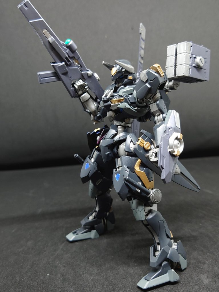 ビームアサルトライフルラウルの父の会社がかつてMSの武装開発に関わっていた時に製作された武装カートリッジ式でエネルギー効率がよく連射に優れているカートリッジはMSに接続することが可能でエネルギー供給ができ再度使用できるMSの動力には支障がなく変換されるビームの威力も充分である機構が複雑なせいで量産不可能により会社の倉庫で眠っていた