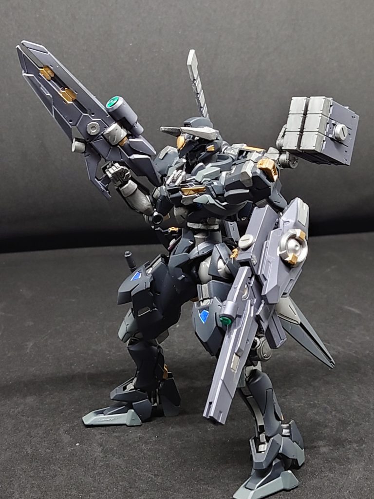 ダブルトリガーシステム「GUNS」両腕に武装を装備することにより火力は増すが照準がブレ命中率が下がる欠点がありGUNSで照準の補正やロックオン範囲の拡大後方の映像をモニターし背後の死角を無くし射撃戦闘を強化するシステムウェポンハックシステム「ARMS」武装の弾切れ、破壊された場合即座に武装が調達出来るように他企業の武装を扱えるよう装備した際にハッキングしプログラムを書き換え即座に使用可能にできるシステムライカンスロープルブリスルポのリミッターを解除することによって短時間機体出力を上げる強化システムスラスター出力とビーム兵器威力と機動速度を上昇させさらにAIによる予測演算による先読みが可能時間が切れたら一定時間機体の全機能が低下し最悪の場合機体がオーバーロードするリスクがある現在でも改良を続けている