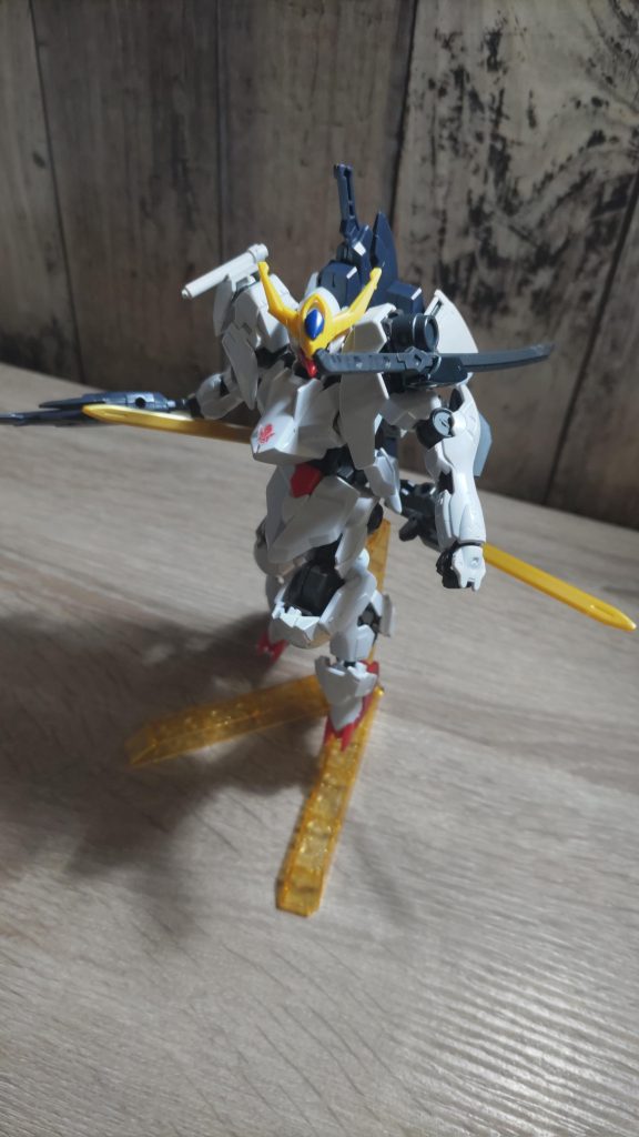 腰部分のソードは可動して近づいてきた敵を切り裂く