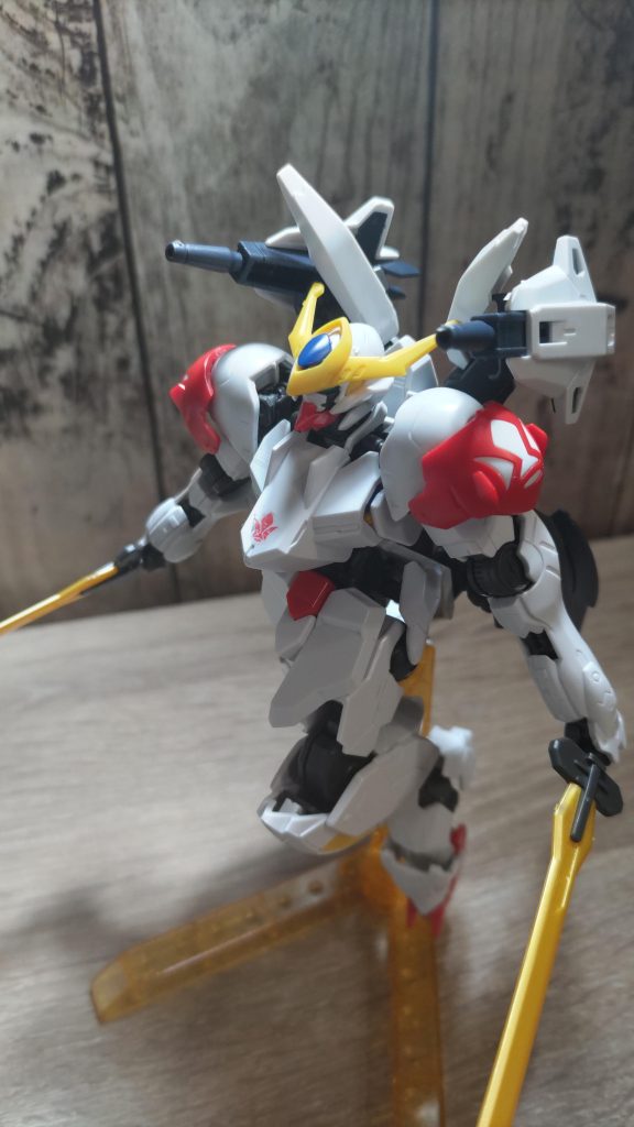 モビルアーマーに有効のビーム砲がバックパックに装備していてる。小さめながらもモビルアーマーの装甲を貫く威力がある。