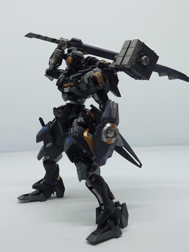 実体剣「ハバキリ」かつて存在した極東の企業「ムラマサ」によって製造された実体剣特殊な金属で製造されており切れ味は鋭く丈夫でビームを弾くビームを弾いた予熱により威力が増す地球圏の廃工場にて発見されたガンビットバックラーガンビットをバックラーとして製作されたシールド無論ガンビットは飛ばせない小型の割に防御性能が高いダブルトリガー時でも装備が可能