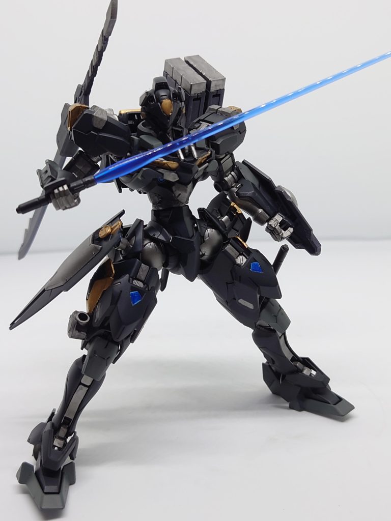 ビームサーベル旧オックスアース社の工場で発見された武装探索ついでに拝借ミサイルポッドルブリスルポのバックパックに装備されている武装弾頭を変えることが可能でスモーク、フラッシュ、通常弾頭の3種類搭載でき状況に応じて変更している