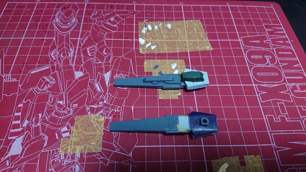 腰が寂しかったのでGNアーチャーの武器とGN-Xのシールド(オーガ刃-Xの余剰パーツ)、サバーニャ最終決戦仕様の余剰パーツを組み合わせ、プラ板とパテで間を埋めて作成しましたポリキャップを通す穴をあけるのに苦労した…(いい方法あったら教えて…)