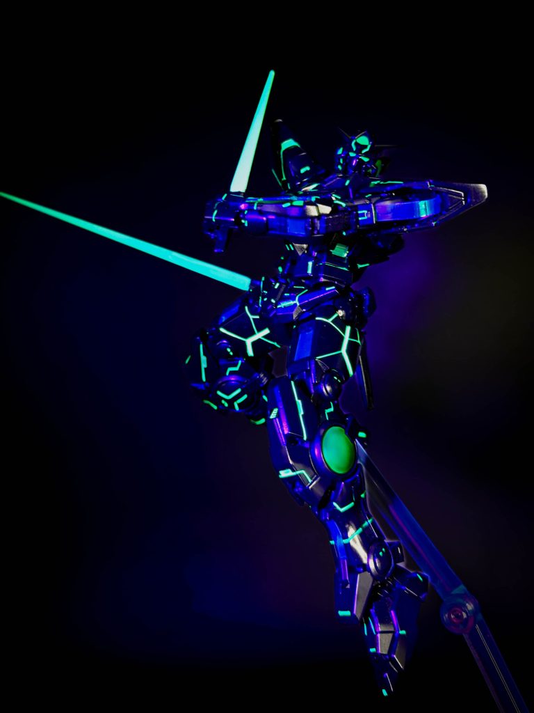 暗闇でブラックライトのみを照射して撮影追加した脚のスジボリがいい具合にきまっていて満足度が爆上がり