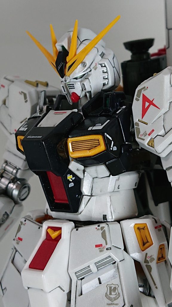 写真ではわかりにくいですが、ホワイト部分はタミヤスプレーのパールホワイトの上にパールクリヤーを、ネイビーの部分はブラックの上にパールブルーを吹きました。フレーム部分はメタルシルバーで、見えないところも吹きました。