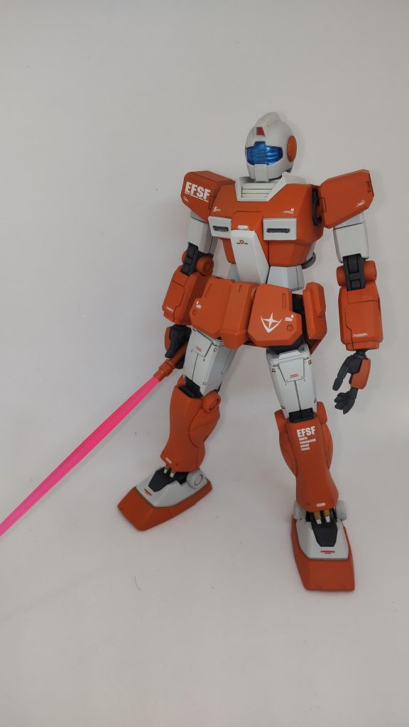 ビームサーベル装備。柄のモールドが特殊でとても自分の技術では彫り込めなかったので、マゼラトップ砲に犠牲になっていただきました……。