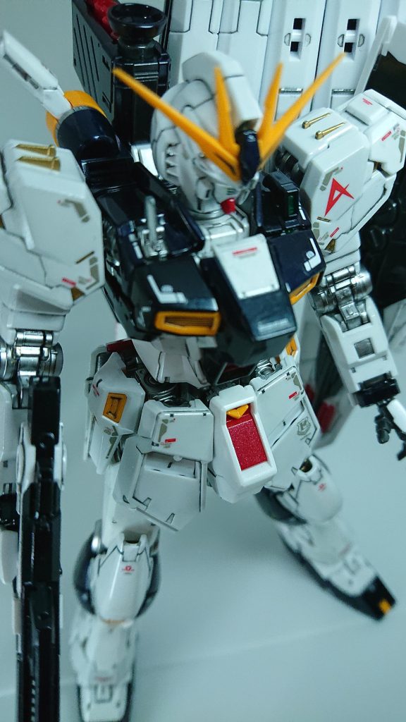 腰部後ろアーマーや肩アーマーの突起してるところはガンダムマーカーのゴールドでチョイ塗りしました。