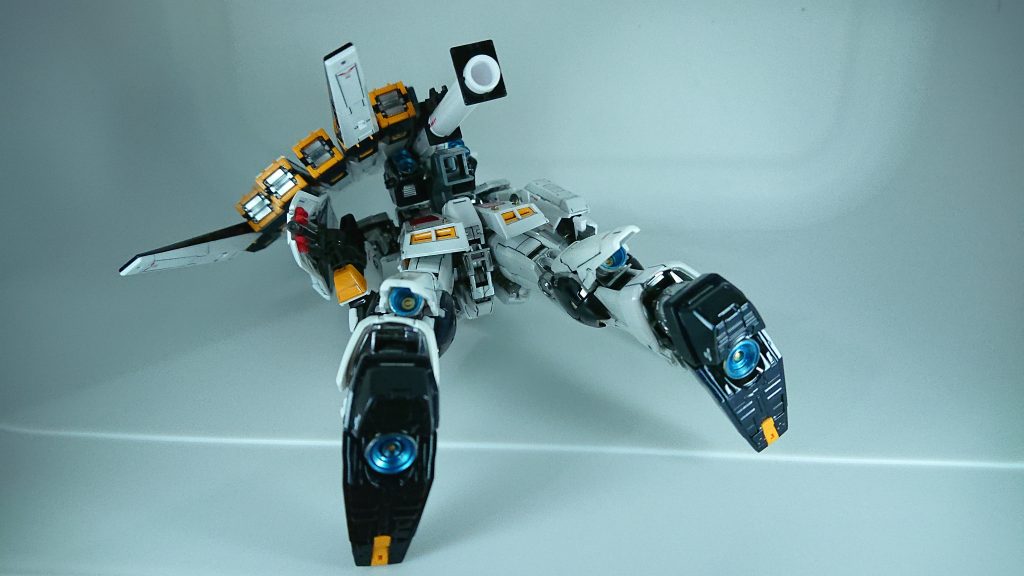 バーニア内側はガンダムマーカーのガンダムメタブルーでチョイ塗り。