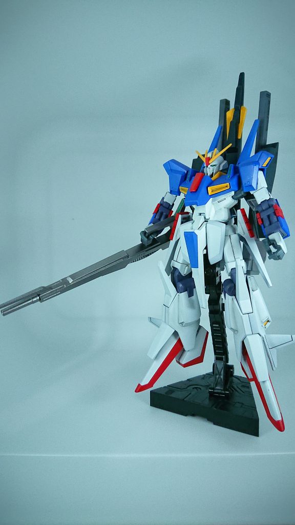 設定では青っぽいので、Zガンダムの発展機ということもあり、あえてトリコロールコラーにしてみました。
