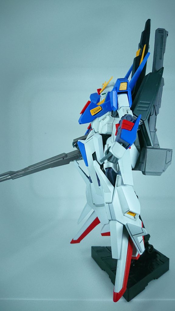 肩アーマー上部を排気口風に変えました。