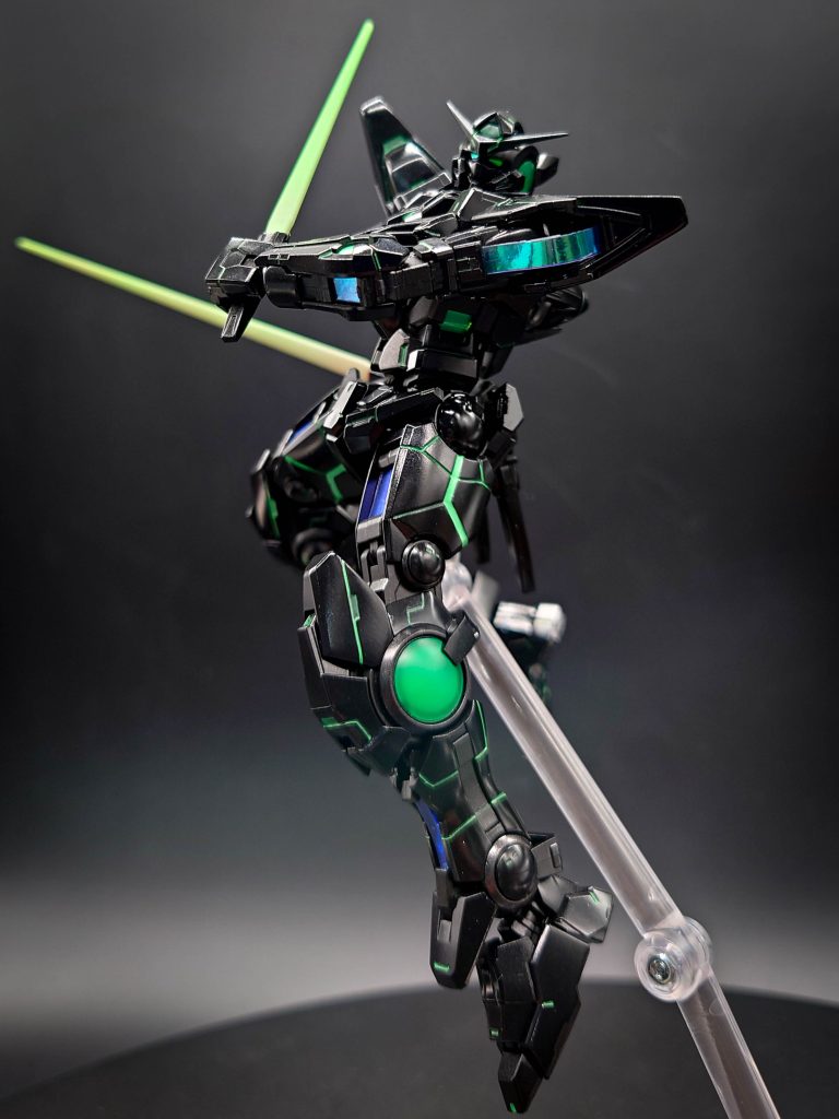 ブラックライトなしでもラインがわかるように、蛍光塗料には白を混ぜておきましたホログラムパーツには偏光シールを仕込んで、光るようになってます