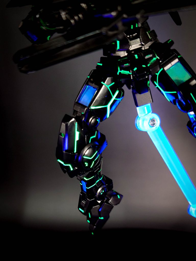 工程の写真がなかったので、完成品の写真での説明です(その時のど下手糞なメモは次の画像を参照)膝周りに太ももから繋がるラインが無かったので、膝周りの4パーツにラインを追加して、脚の全体が光るようにしてみましたスジボリ初挑戦で時間が掛かったり、失敗もしましたがとても勉強になって楽しかったです次回作にもガンガン活かしていこうと思います